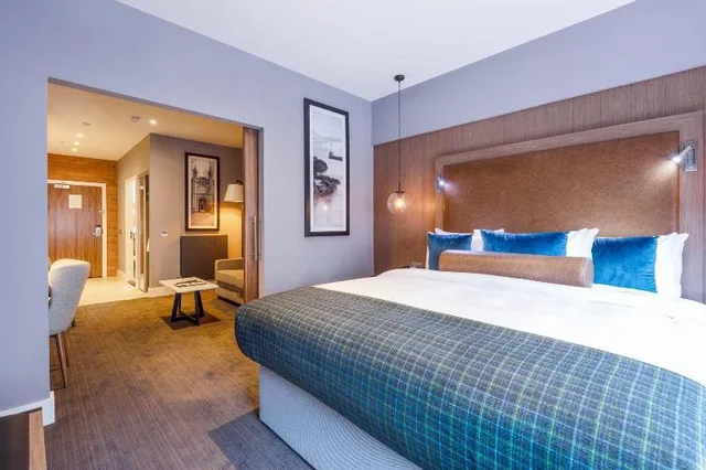 جناح سيغنتشر بسرير كينج مع أريكة، Sandman Signature Aberdeen Hotel 1/2