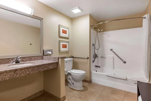 جناح بسرير كينج لذوي الإعاقة، Comfort Inn & Suites Huntington Beach 4/4