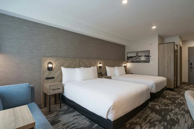 Standard, 2 Queen Beds, Sandman Signature Winnipeg Airport 5/6