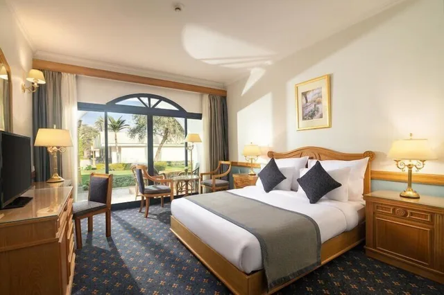 غرفة ديلوكس بسرير كينج بإطلالة على الحديقة بشرفة، Jaz Pyramids Resort 1/4