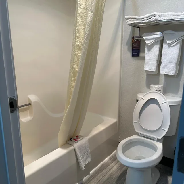 غرفة بسريرين كوين وسرير كوين، Baymont by Wyndham Omaha SW 4/6