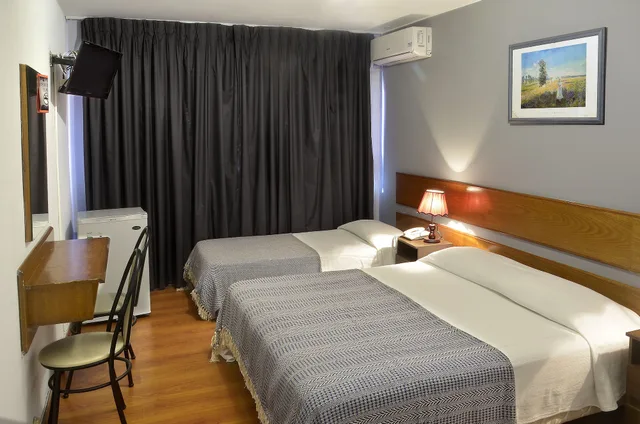 غرفة ثلاثية، Hispano Hotel 2/10