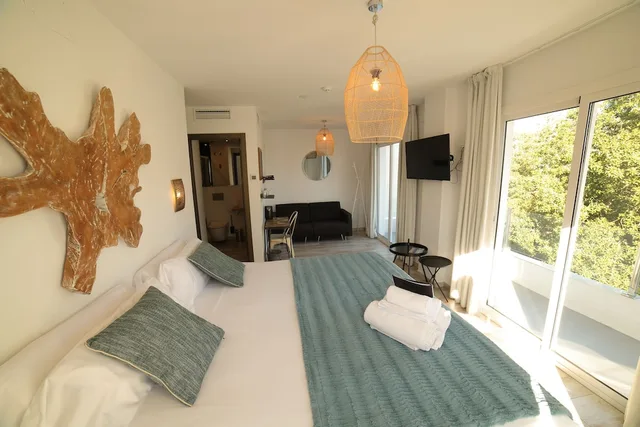 Family Suite, Deluxe, King Bed, Boutique X 3/9