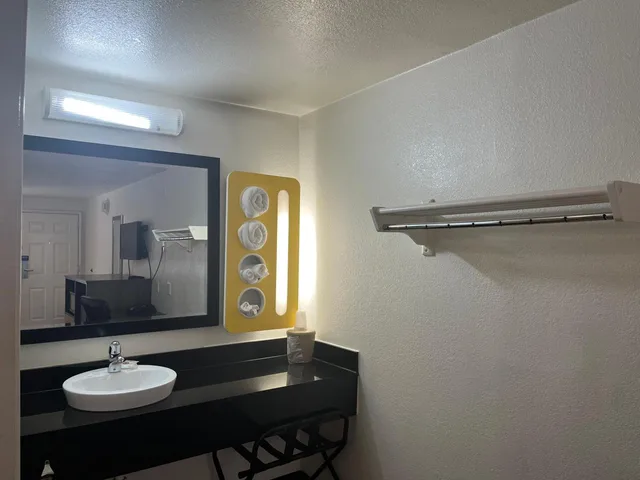 Room, 2 Queen Beds, Accessible, Motel6 Cross Lanes, WV–Goff Mountain Rd 4/4