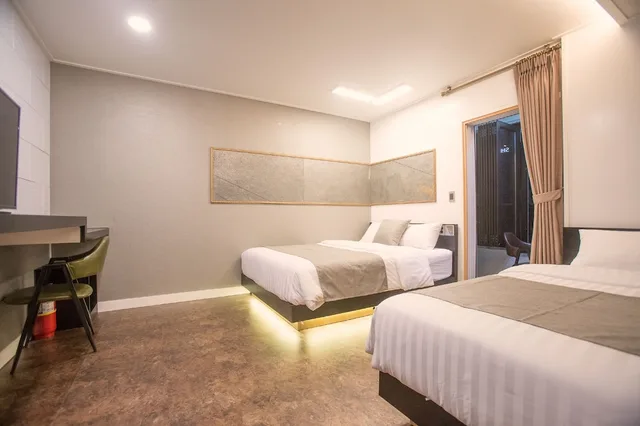 غرفة بسرير مزدوج وسرير فردي بشرفة، Hotel Major 2 2/4