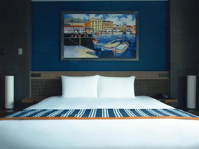 غرفة كلوب تنفيذية بسرير كينج بإطلالة على المدينة مع دخول الصالة، Oriental Hotel 1/5