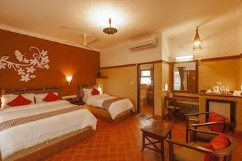 غرفة سوبيريور بسرير مزدوج وسريرين منفصلين بغرفة نوم واحدة، Green Park Chitwan 1/1