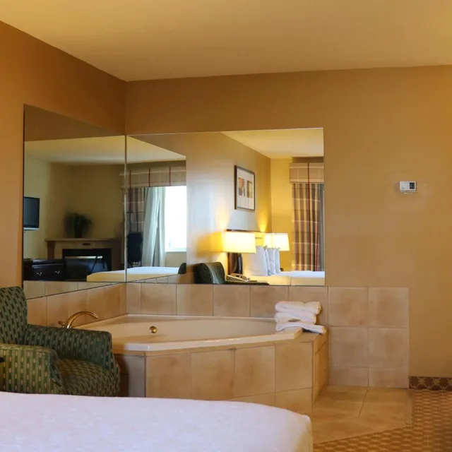 غرفة بسرير كينج بحوض جاكوزي، Country Inn & Suites by Radisson Lincoln North Hotel and Conference Center NE 4/4
