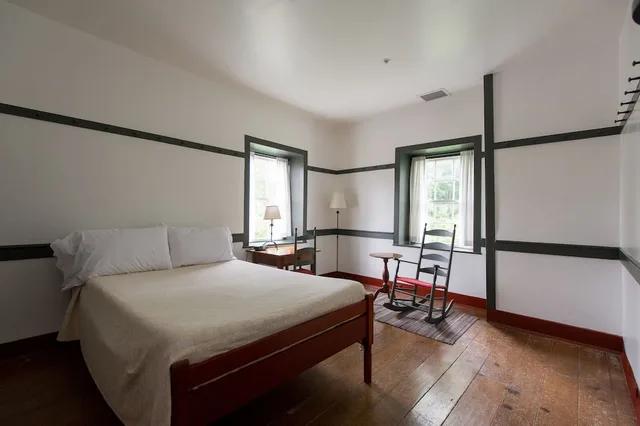 غرفة قياسية بسرير كوين، Shaker Village of Pleasant Hill 1/2