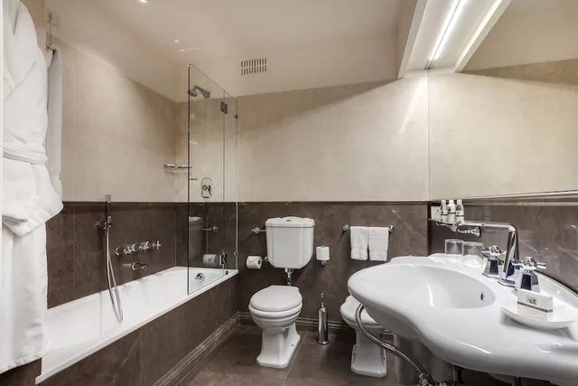 غرفة كلاسيكية ثلاثية بسرير كوين وسرير فردي، Plaza Hotel Lucchesi 3/4