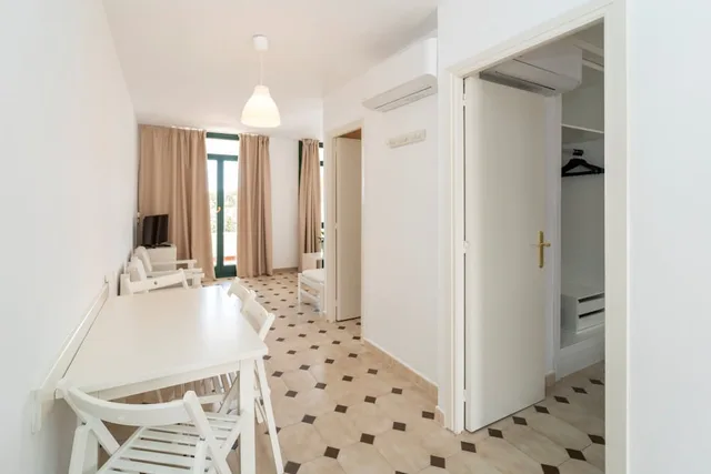 شقة بإطلالة على البحر بشرفة بغرفة نوم واحدة مفردة بسريرين منفصلين مع أريكة، Beach Club Aparthotel 8/8