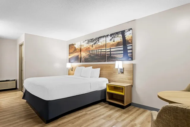 Standard, King Bed, Days Inn by Wyndham Valdosta I-75 2/10