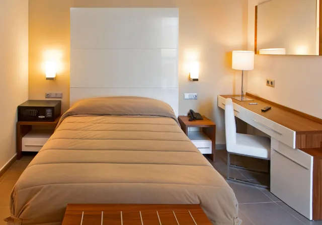 غرفة بشرفة مفردة بسرير مزدوج، RH Portocristo & Wellness 2/4