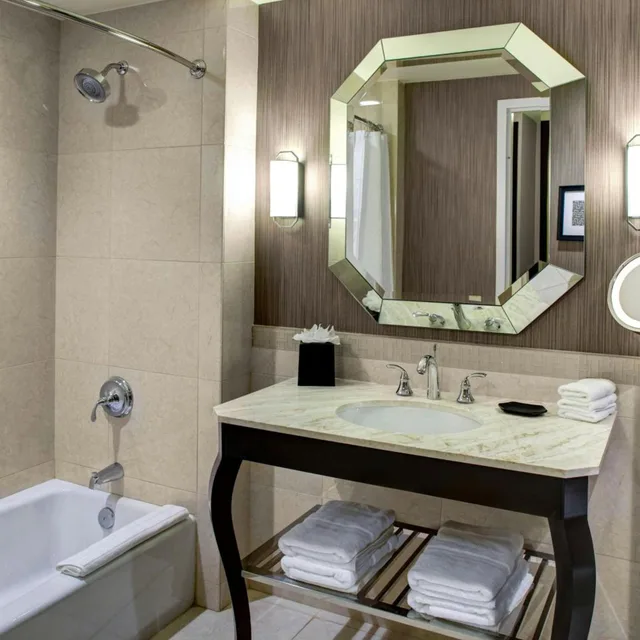 غرفة بسرير كينج في طابق مرتفع، SHERATON MCKINNEY HOTEL 8/9