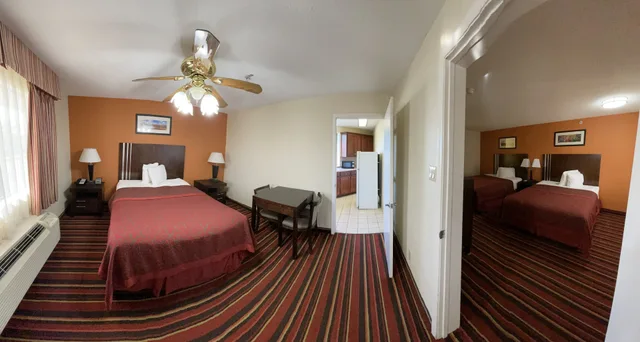 2 Bedrooms, Family Suite, 1 King and 2 Queen Beds, Kitchen, Days Inn & Suites by Wyndham Winnie 3/8