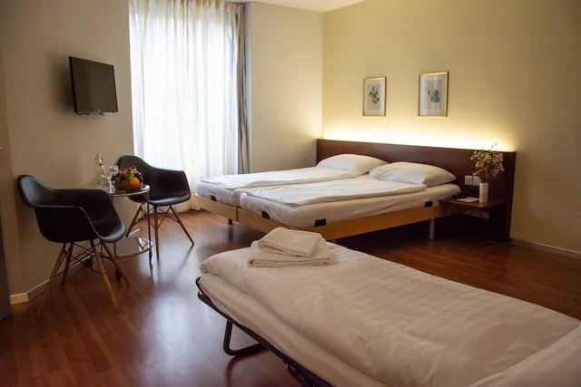 غرفة ثلاثية بسرير كينج وسرير فردي، Hotel Restaurant Goldener Schlussel Bern 1/3