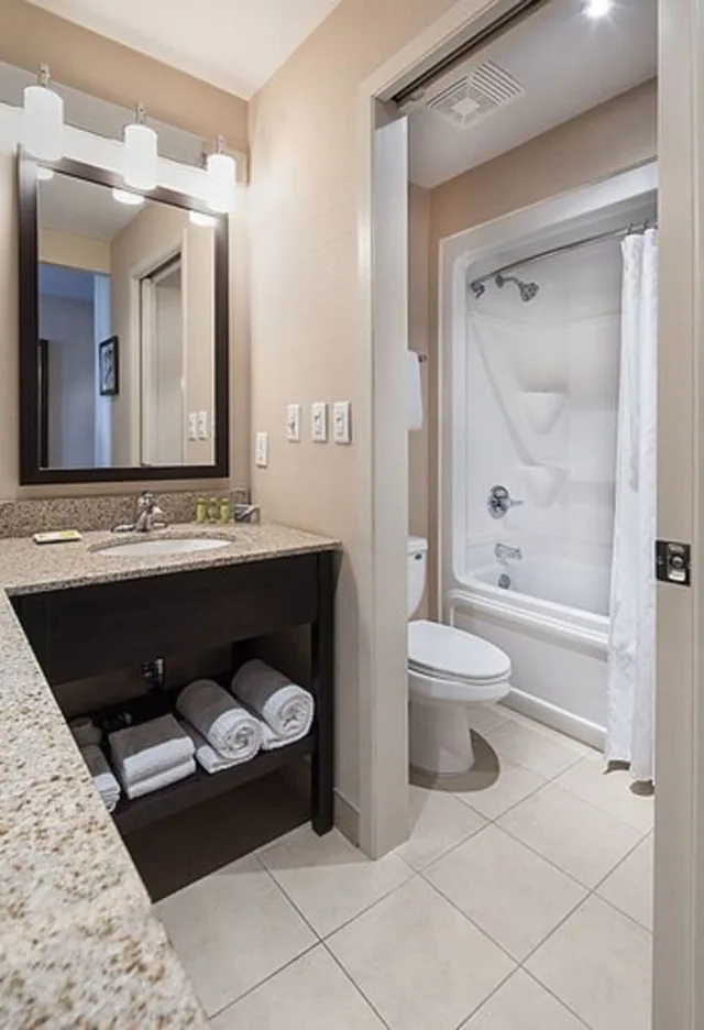 غرفة بسريرين كوين، Delta Hotels by Marriott Guelph Conference Centre 2/2