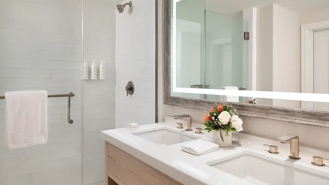 Harbor View Queen Queen, 400 Sq Ft - Luxury Linens & Bath Amenities, 65 Inch TV-Coffee Maker-Wifi-in Room Safe، Sunseeker Resort Florida Gulf Coast , Curio Collection 2/2