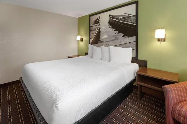 غرفة قياسية بسرير كينج، Super 8 by Wyndham Winona MN 3/10