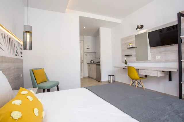 Junior Suite, Studio, Queen Bed, Pool View، Casa Stavris 2/9