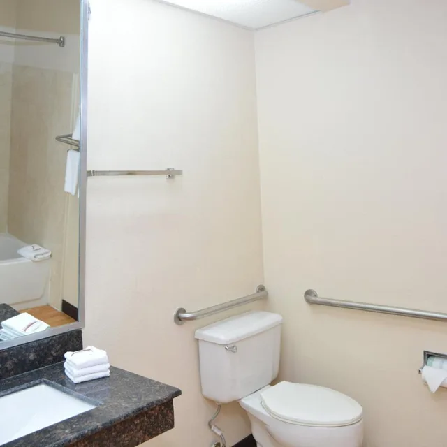جناح بسريرين مزدوجين بمطبخ صغير، Red Roof Inn Plus Suites Chattanooga Downtown 5/7