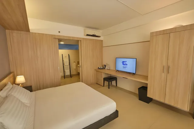 غرفة بريميير بسرير كينج، The Tides Hotel Boracay 1/1