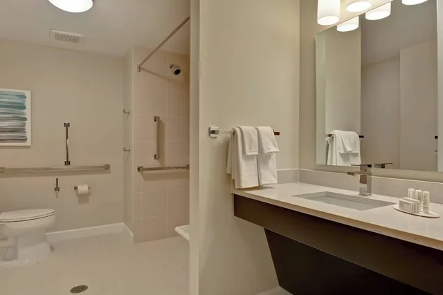 غرفة بسريرين كوين بغرفة نوم واحدة مع أريكة لذوي الإعاقة، Towneplace Suites by Marriott Panama City Beach Pier Park 3/4