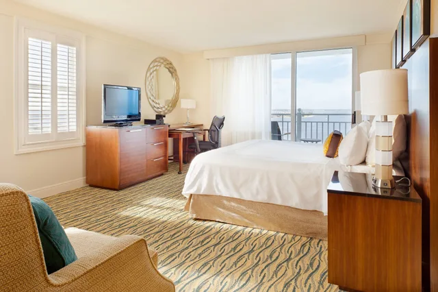 Guest Room, King Bed, Water View, Balcony, Captiva Tower، Marriott Sanibel Harbour Resort And Spa 5/10