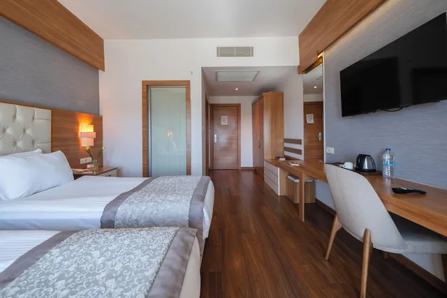 غرفة قياسية بسريرين منفصلين بإطلالة على البحر مع أريكة، Parion Hotel 2/4