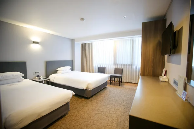 غرفة سوبيريور بسريرين منفصلين وسرير مزدوج وسرير فردي، Savoy Hotel Seoul Myeongdong 1/1