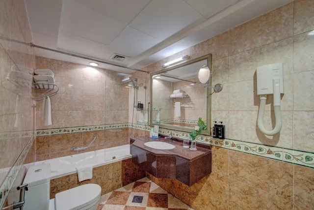 غرفة تنفيذية بسرير كينج، Howard Johnson Plaza by Wyndham Dubai Deira 5/5