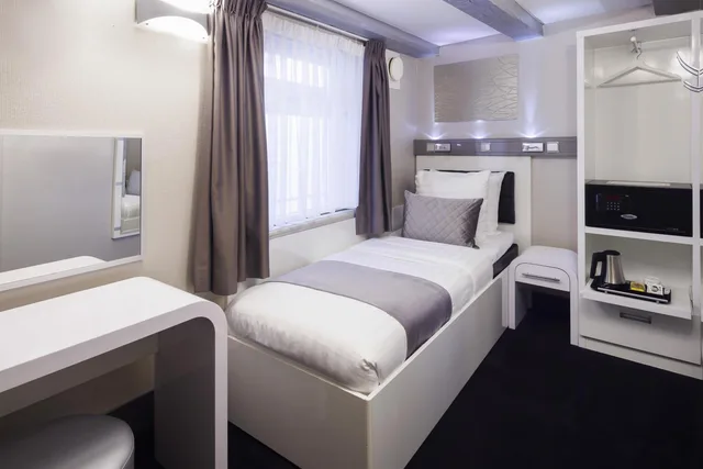غرفة مفردة، Hotel CC 7/15