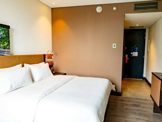 Business, Queen Bed, Accessible, Hampton by Hilton Santiago Las Condes 2/9