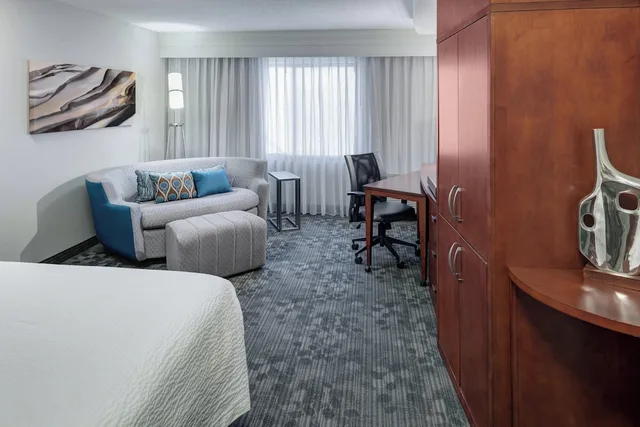غرفة بسرير كينج بإطلالة على المسبح مع أريكة، Courtyard by Marriott Birmingham Trussville 2/3