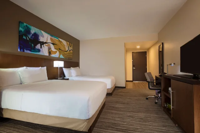 غرفة بسريرين مزدوجين مع أريكة في طابق مرتفع، Hyatt Place Aguascalientes Bonaterra 2/4