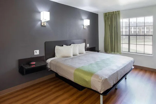 غرفة بسرير كينج بمطبخ، Studio6 Arlington, TX 1/10