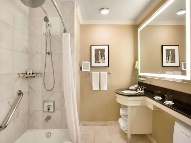 Fairmont, 2 Double Beds, Parliament Hill View, Fairmont Chateau Laurier 2/2