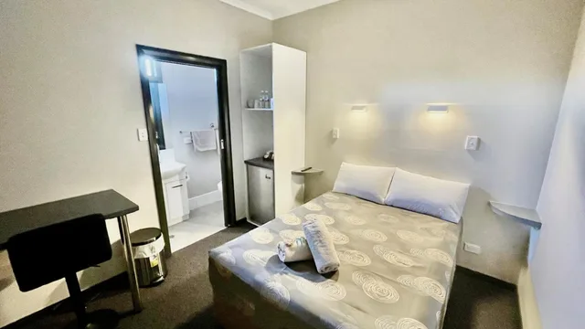 استوديو بسرير كوين، Broken Hill Tourist Lodge 8/9