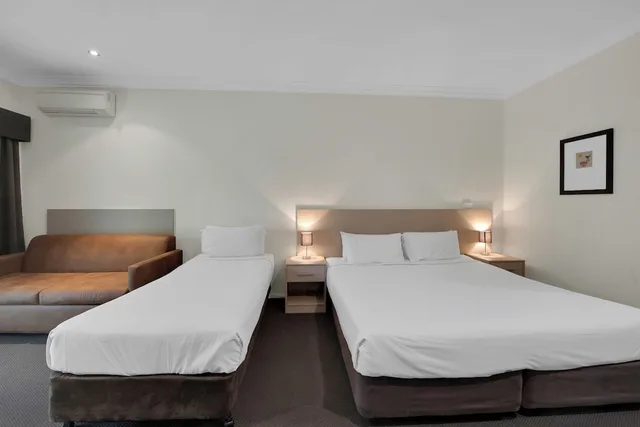 غرفة عائلية بسرير كوين وسرير فردي مع أريكة، Hunter Gateway Motel 2/6