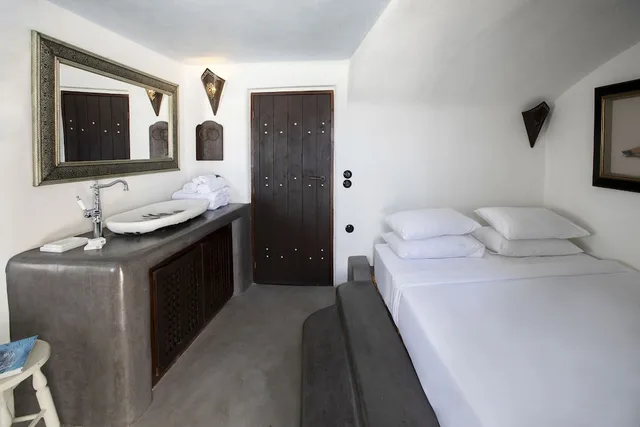 Interior, Deluxe, Double Bed, Caldera View, Plunge Pool، Ducato Di Oia 3/5