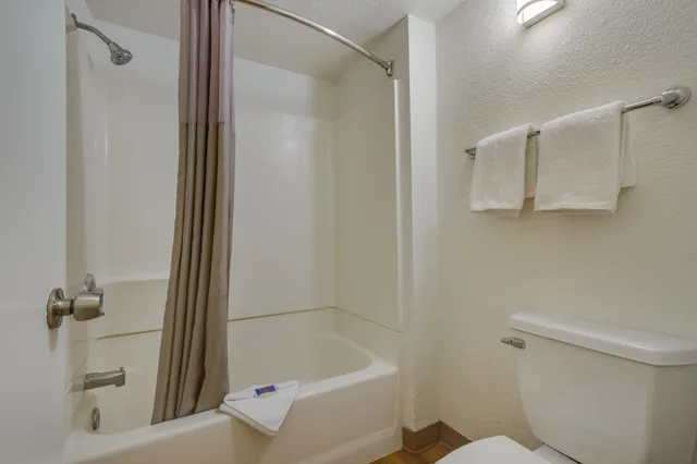 غرفة قياسية بسرير كوين، Motel6 Tempe, AZ - Broadway - ASU 8/10