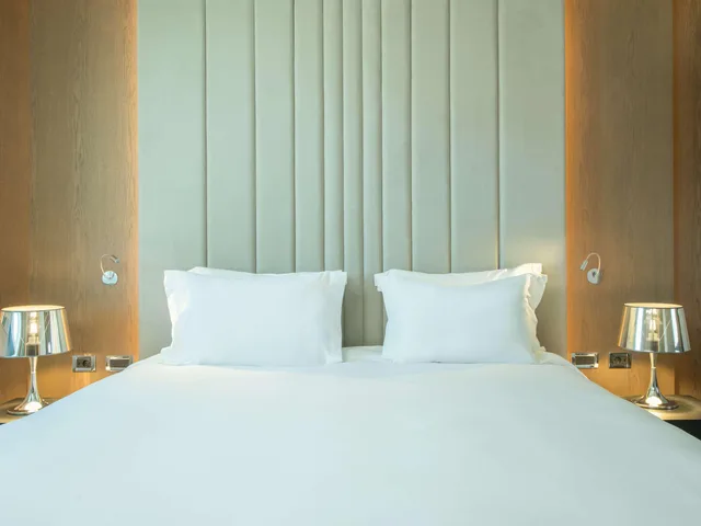 جناح بسرير كينج بمنطقة جلوس مع دخول صالة النادي، Sofitel Athens Airport 5/17