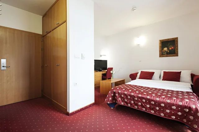 جناح بسرير كوين مع أريكة، Izvir Hotel 1/2