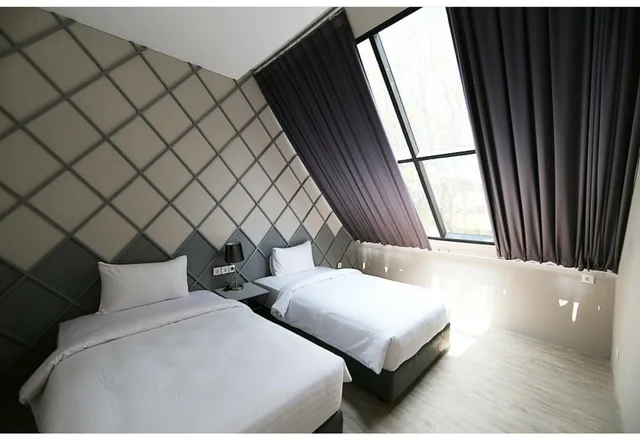 Family Suite, King and Twin Beds, Balcony, Beehive Boutique Hotel 2/2
