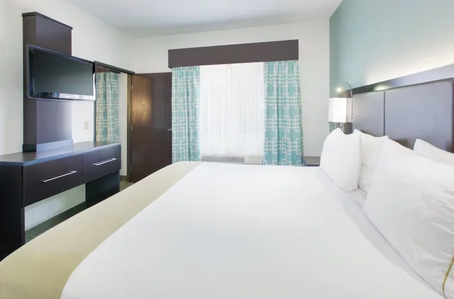 1 Bedroom, Suite, King Bed, Sofa, Holiday Inn Express Monticello 2/2