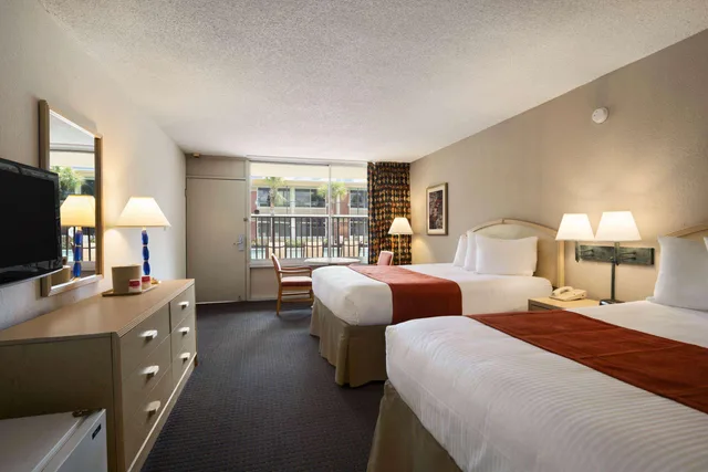 غرفة بسريرين كوين بإطلالة على المسبح، Ramada by Wyndham Kissimmee Gateway 2/3