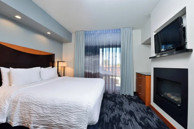 جناح بسرير كينج بشرفة بغرفة نوم واحدة مع أريكة لذوي الإعاقة، Fairfield Inn & Suites Santa Cruz - Capitola 1/2