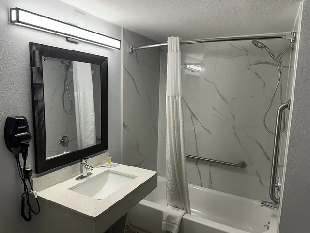 غرفة بسرير كينج بحوض استحمام لذوي الإعاقة، Super 8 by Wyndham Alexandria LA 2/3