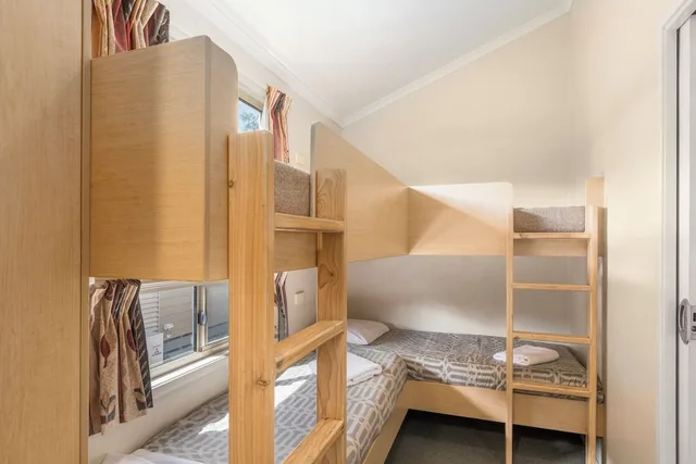 2 Bedrooms, Villa, 1 Queen and 2 Bunk Beds, Beach Front، Eden Beachfront Holiday Park 9/9