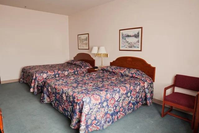 Deluxe, 2 Queen Beds, Bennys Colville Inn 1/4